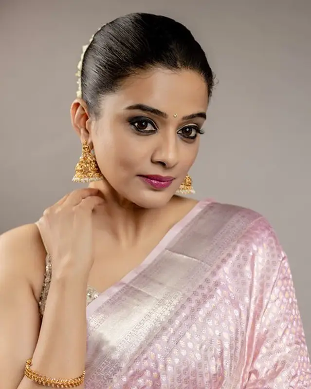 PRIYAMANI IN SOUTH INDIAN TRADITIONAL PINK SAREE SLEEVELESS BLOUSE 9